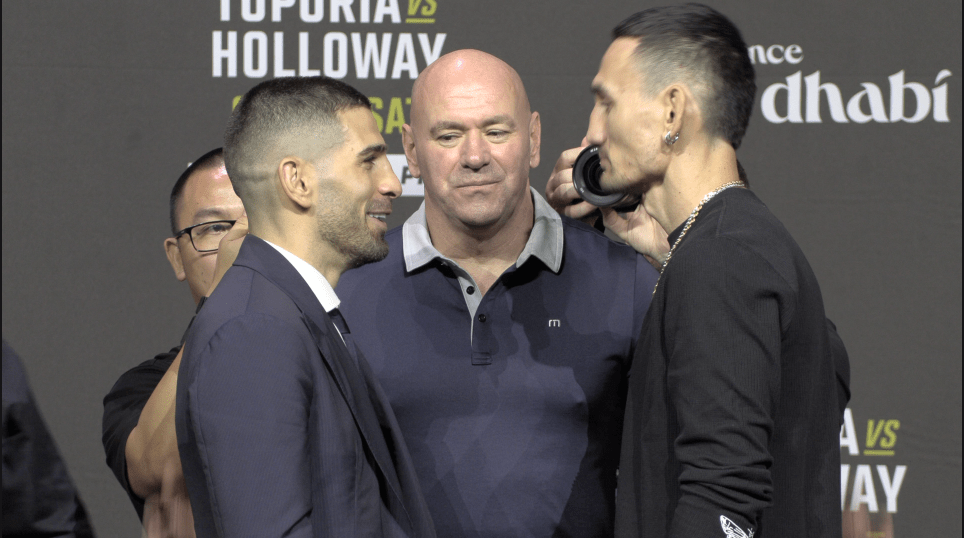 Ilia Topuria talks to Max Holloway at presser